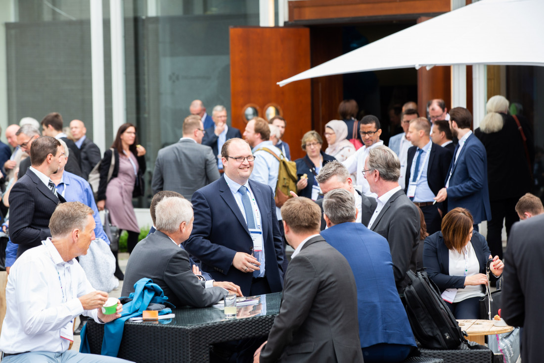 Zukunftskongress; Vorplatz; volles Haus