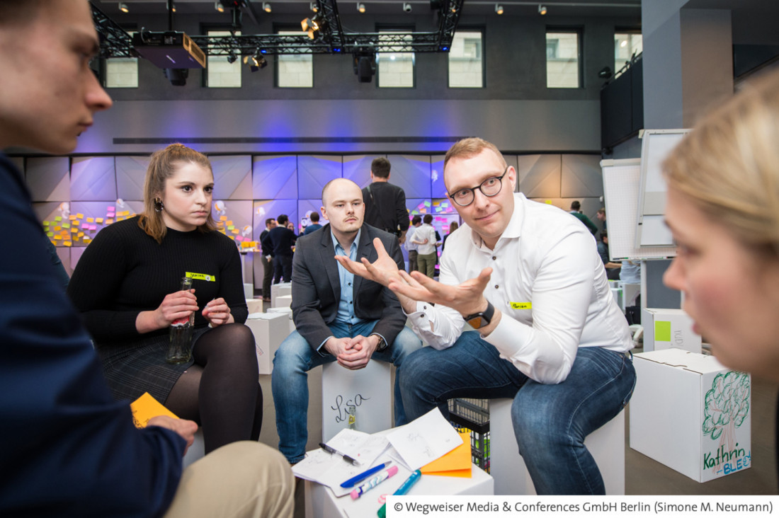 Eine Kleingruppe diskutiert ihre Ideen am Barcamp