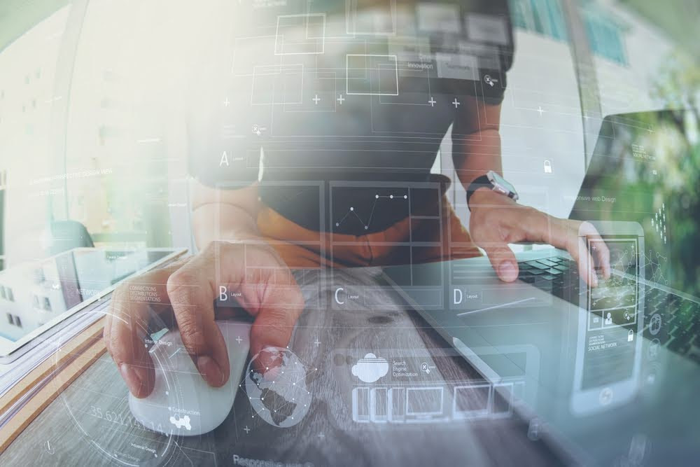 Ein Nutzer am Laptop, eine Mouse bedienend