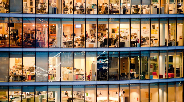 Licht Büros Glas Hochhaus Arbeit people work in an office building in London Full-time employees in the UK work longer hours than the EU average, according to the Office for National Statistics