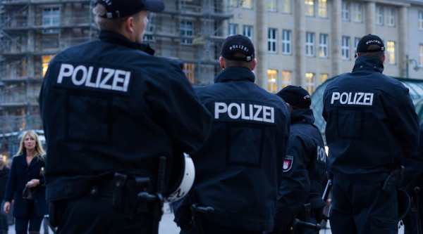 Polizei Einsatz Uniform Hamburg Germany Police patrolling in Rathausmarkt