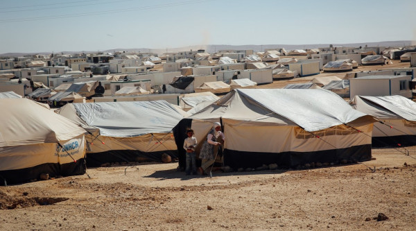 Flüchtling Einwanderer Immigrant Migrant Migration Integration Syrian children standing outside their tent at the Zaatari refugee camp in Mafraq, Jordan