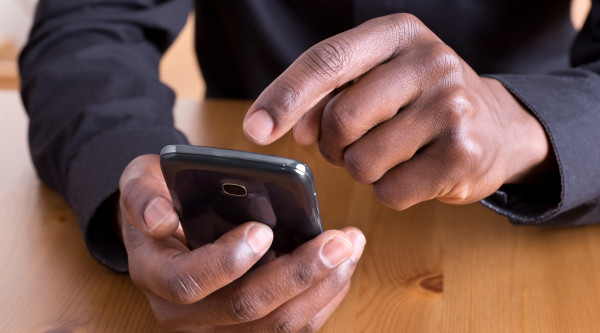 Geflüchteter mit Smartphone 