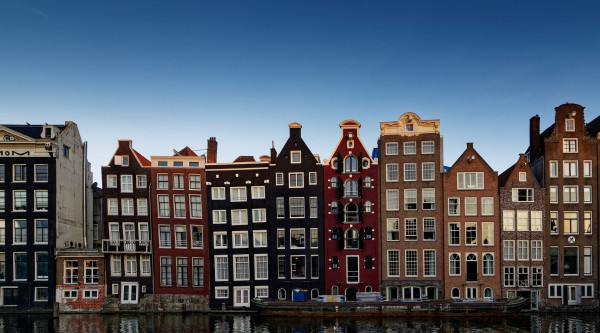 Ansicht Häuserreihe an einer Gracht in Amsterdam