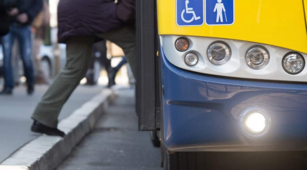 Ein mit den Symbolen für Rollstuhl und Gehbehinderung gekennzeichneter Bus. 