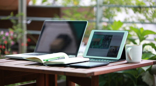 Arbeiten im Homeoffice: Zwei geöffnete Laptops auf einem Stehpult