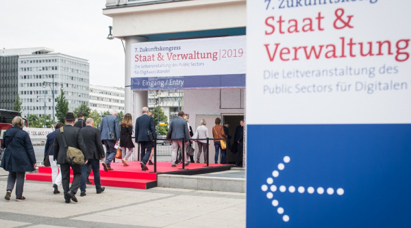 Die Konferenzteilnehmenden des Zukunftskongresses 2019 beim Einlass ins bbc Berlin Congress Center