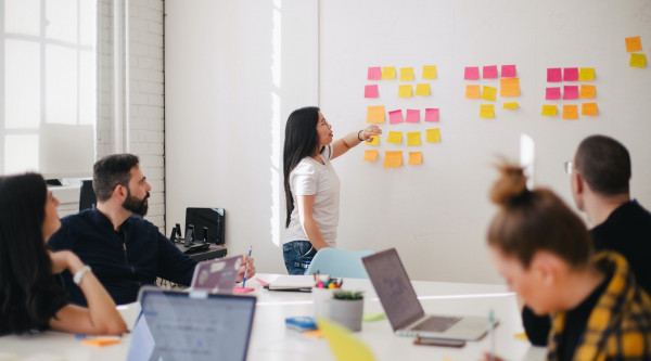 Projektmanagement: Ein Team von Mitarbeitern bei einer Besprechung