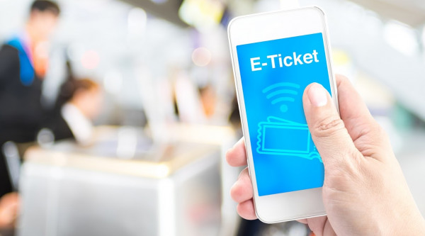 Ein Smartphone mit einem E-Ticket
