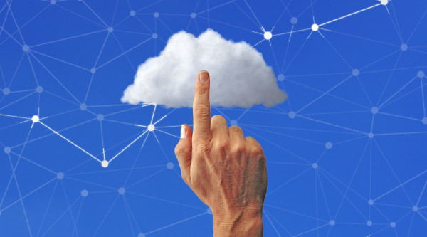 Symbolbild Cloud Computing: Ein Finger tippt auf eine Wolke