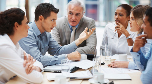 Digitalisierung ältere Menschen. Team im Büro