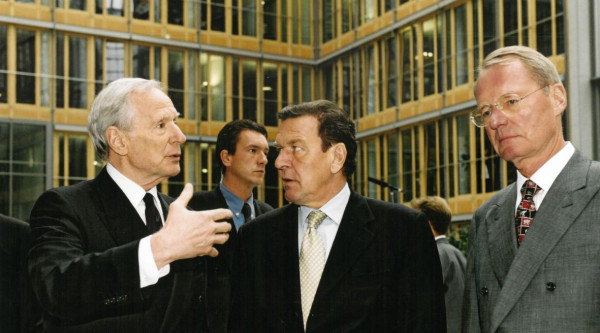 Gerhard Schröder, Klaus von Dohnanyi, Olaf Henkel; Beschaffungskonferenz im Jahr 2000