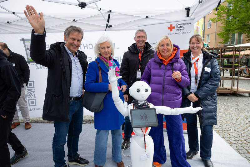 Prof. Sinemus und Team mit Roboter