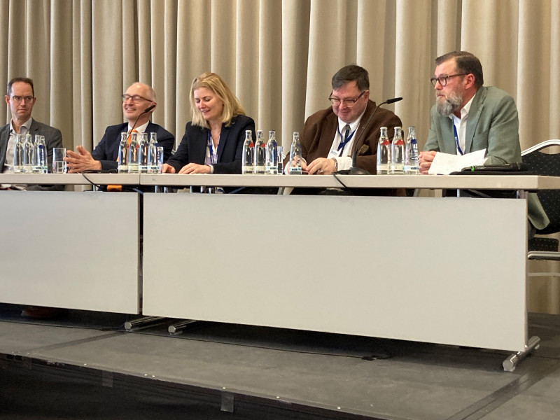 Mehrere Redner*innen beim Zukunftskongress Bayern an einem Tisch, mit dabei Frau Aschenbrenner