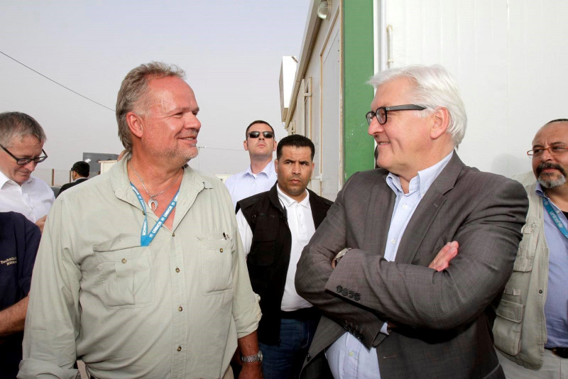 Kilian Kleinschmidt stellt dem heutigen Bundespräsidenten Frank-Walter Steinmeier sein Konzept für Zaatari vor.