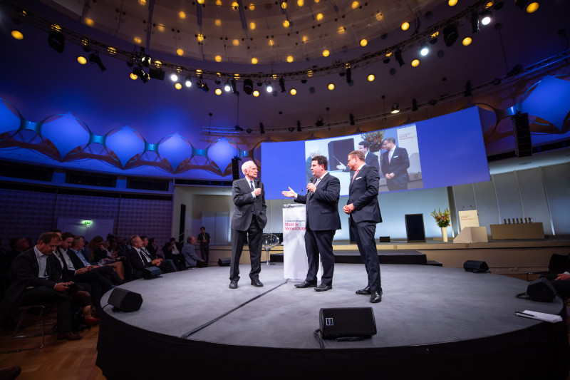 In der Diskussion untereinander und mit dem Publikum (v. l. n. r.):  Dr. Klaus v. Dohnanyi, Bundesarbeitsminister Hubertus Heil und Boris v. Chlebowski (Accenture).