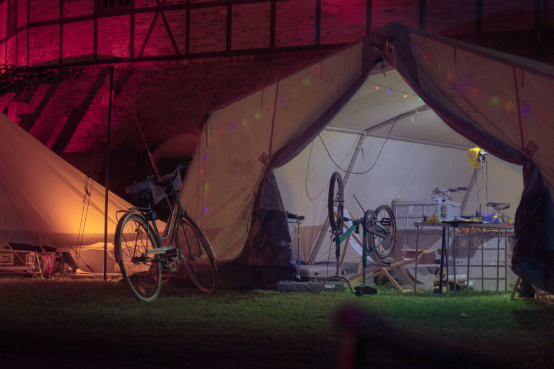 Private Fahrräder werden auf einem Festival zu OpenBikes Fährräder vor einem Festivalzelt