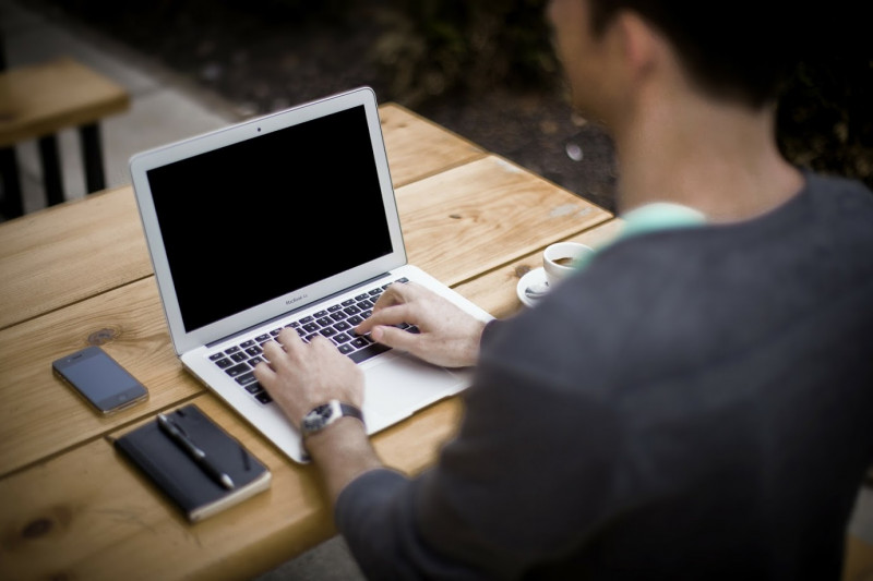 Ein Mann arbeitet am Laptopp