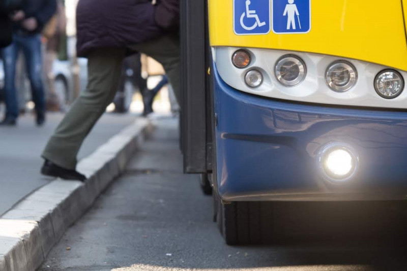 Ein mit den Symbolen für Rollstuhl und Gehbehinderung gekennzeichneter Bus. 