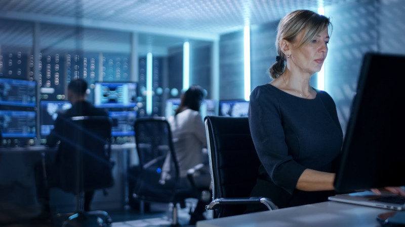 Mehrere MitarbeiterInnen sitzen in einem Büro 