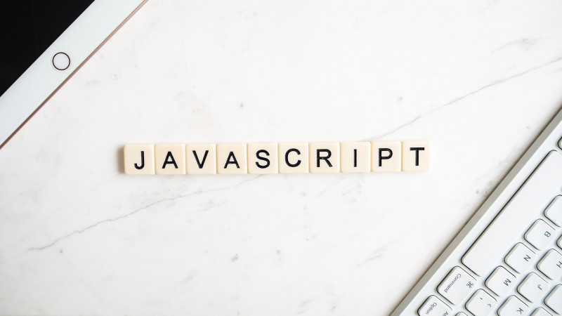 Das Wort Javascript steht über einer Tastatur