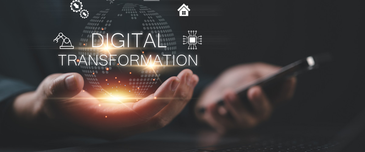 Hände mit dem Text Digital Transformation darüber