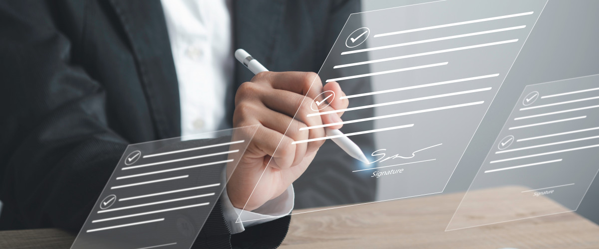 Digitale Signatur, Mann im Anzug der mit einem Stift ein digitales Dokument unterschreibt