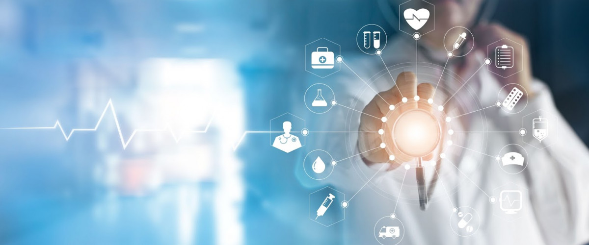 Medizin Transformation Digitalisierung digitale Anwendung Medicine doctor and stethoscope in hand touching icon medical network connection with modern virtual screen interface, medical technology network concept