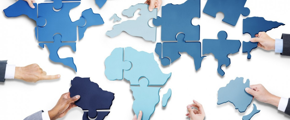 Hand Hände Welt Karte Kontinente Puzzle Teile Europa Asien Amerika Afrika Australien Globalisierung Business People with Jigsaw Puzzle Forming World Map