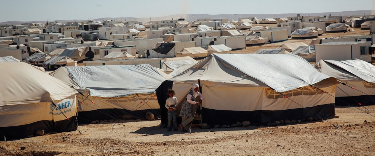 Flüchtling Einwanderer Immigrant Migrant Migration Integration Syrian children standing outside their tent at the Zaatari refugee camp in Mafraq, Jordan