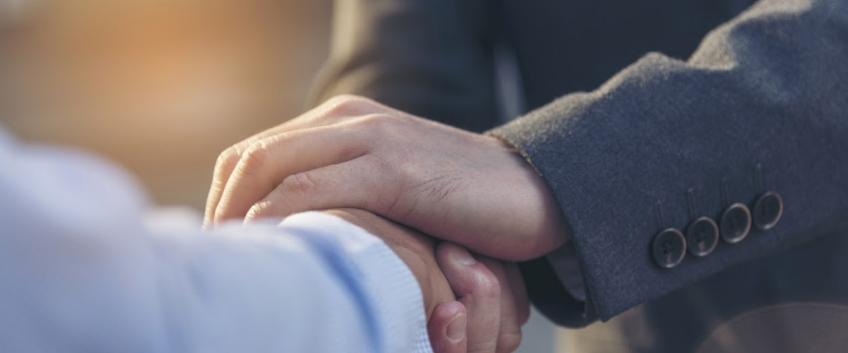 5 Fragen an Dr. Sebastian Leder Vereinbarung Kooperation Zusammenhalt Arbeit Personal Trust Promise Concept. Honest Lawyer Partner with Professional Team make Law Business Agreement after Complete Deal. Ethics Business people handshake, touch and Respect customer to trust partnership