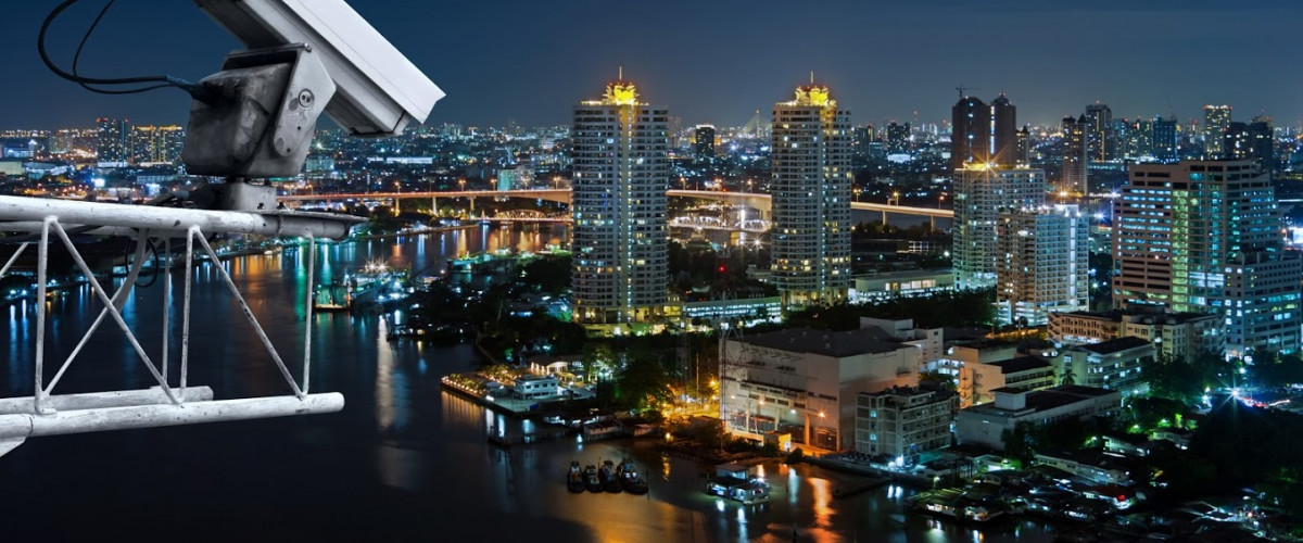 Kamera Großstadt Nacht Technik Security cameras monitor the movement of the top of the building Aerial view of Bangkok along Chaophraya River
