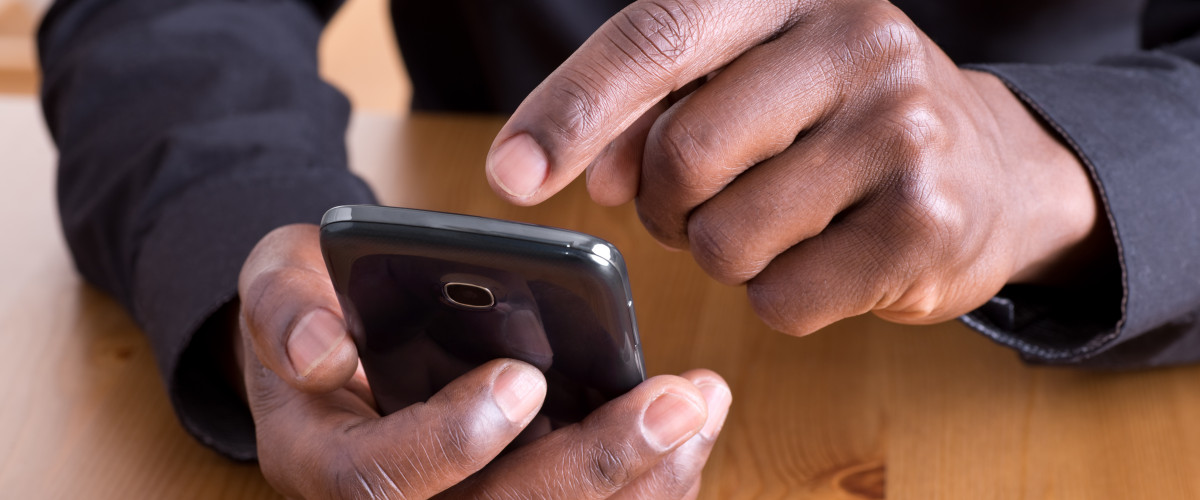 Geflüchteter mit Smartphone 