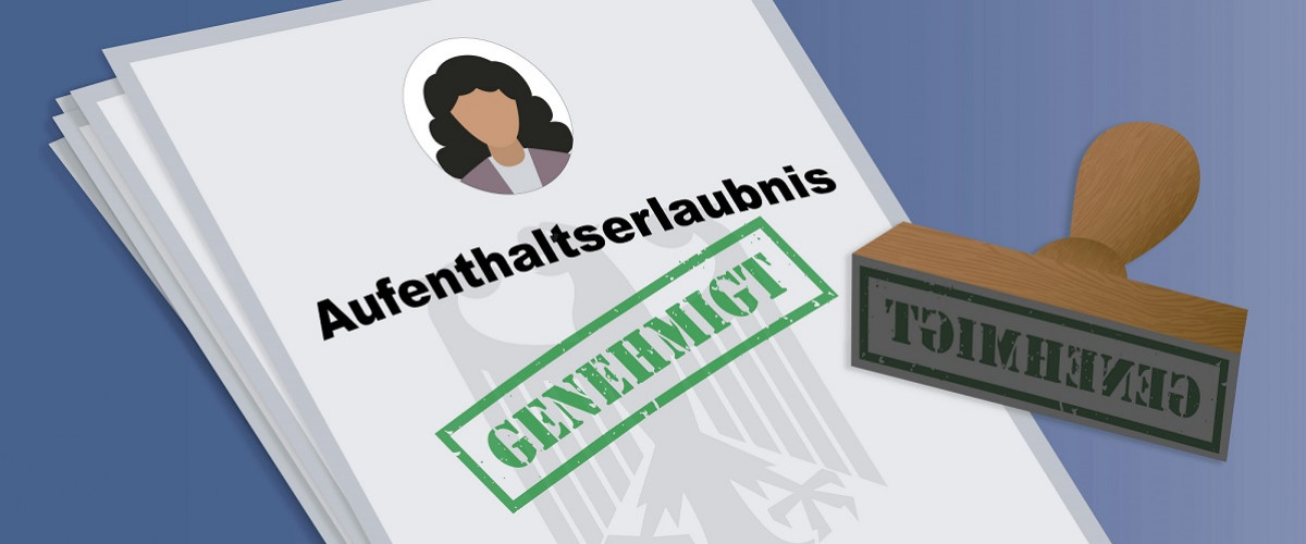 Symbolbild: Ein Stempel mit "Genehmigt" auf einer Arbeitserlaubnis