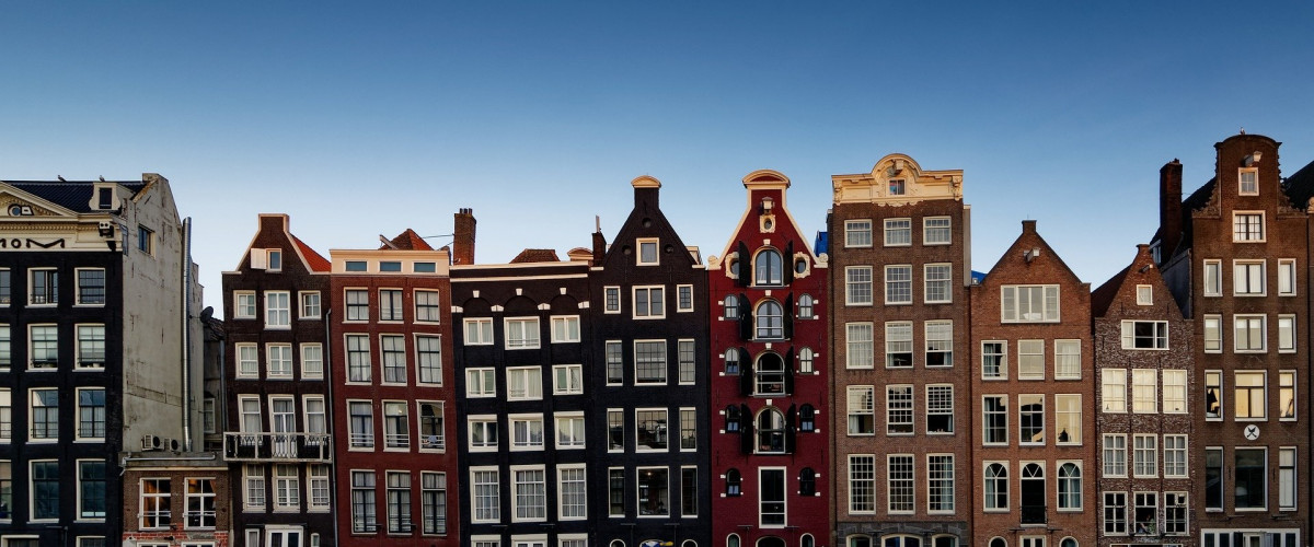 Realitätstest für zukunftsweisendes Stadtmodell Ansicht Häuserreihe an einer Gracht in Amsterdam