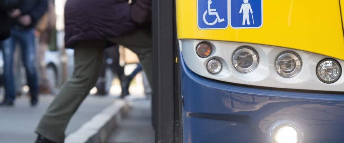 Ein mit den Symbolen für Rollstuhl und Gehbehinderung gekennzeichneter Bus. 