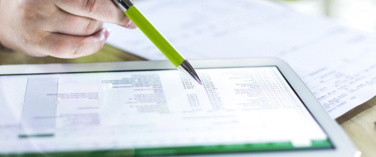 Ki:GO – Digitale Transformation und Change in der Landeshauptstadt Kiel Eine Person arbeitet am Tablet