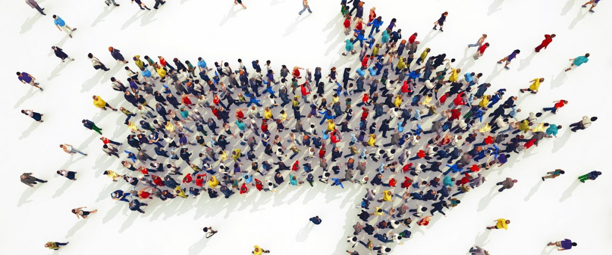 Netzwerktreffen Bürgerhaushalt 2020 Viele Menschen stellen sich zu einem Pfeil zusammen, der nach rechts weist.