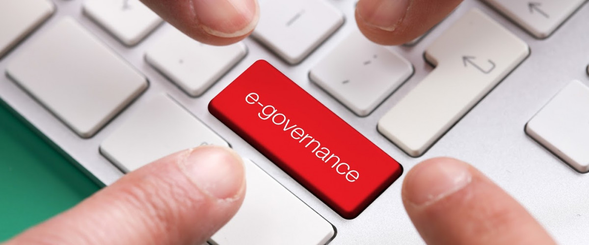 Smart Governance durch SDDI-Pilotkommunen – Teil 2: Die Geschäftsmodellentwicklung einer Datengenossenschaft Vier Finger zeigen von vier Seiten auf eine Tastatur bzw. den Begriff eGovernance auf einer Taste