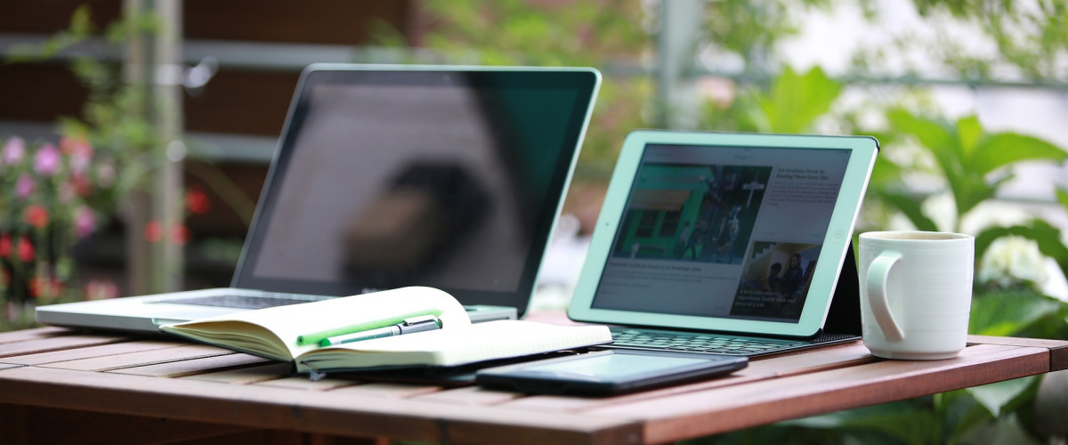 Arbeiten im Homeoffice: Zwei geöffnete Laptops auf einem Stehpult