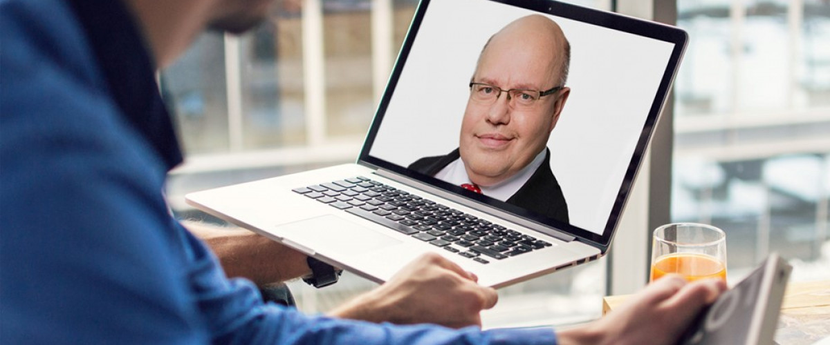 Auf einem geöffneten Bildschirm ist Peter Altmaier abgebildet 