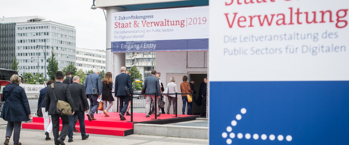 Die Konferenzteilnehmenden des Zukunftskongresses 2019 beim Einlass ins bbc Berlin Congress Center