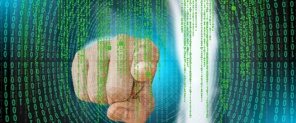 Anonymisierung – Schutzziele und Techniken Symbolbild. Ein Finger zeigt auf einen Binär-Code