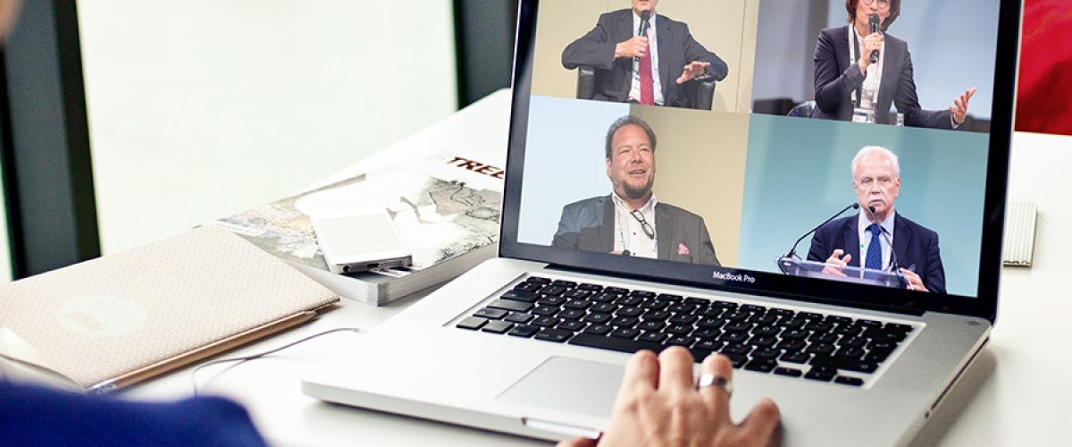 Die erste digitale Beschaffungskonferenz: 1. BK365-digital Eine Person sitzt vorm Laptop. Auf dem Bildschirm sind 4 Webinar-Teilnehmende eingeblendet.