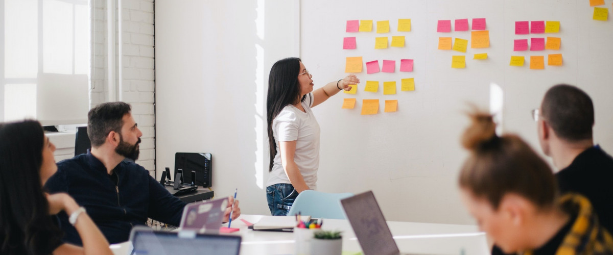 Projektmanagement: Ein Team von Mitarbeitern bei einer Besprechung