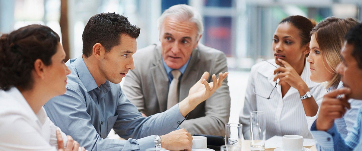 VdZ-Partner werden Ein Team sitzt an einem Besprechungstisch