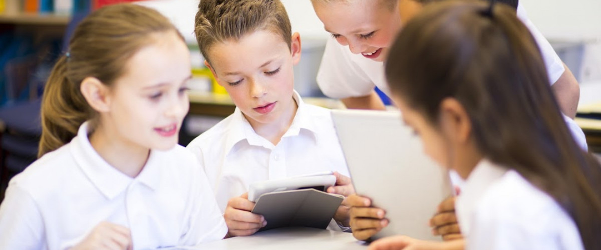 Schuldigitalisierung: Die Beschaffung von Hard- und Software in Krisenzeiten Schülerinnen und Schüler mit Tablets