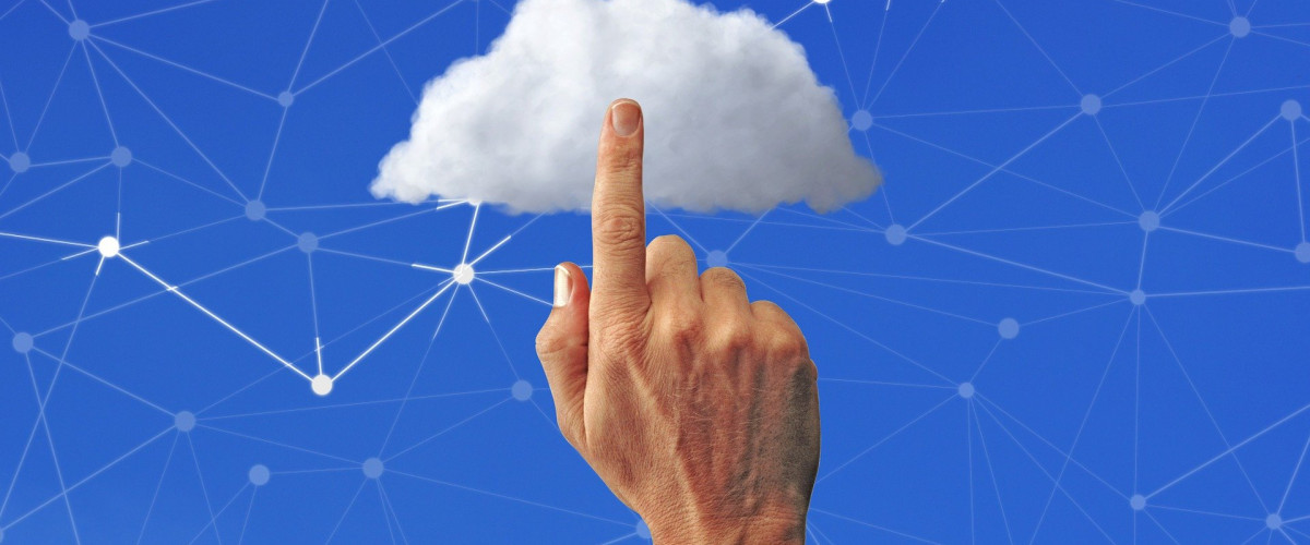 Symbolbild Cloud Computing: Ein Finger tippt auf eine Wolke
