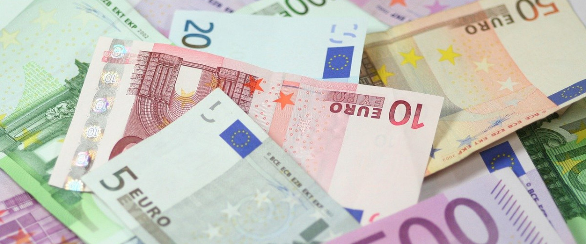 Bargeld: verschiedene Euro-Scheine