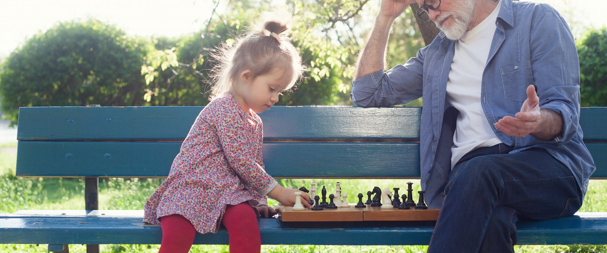 Schachspiel im Park Freizeit; Umwelt; OZG; analog; jung; alt; Verwaltung; Prozess; Digitalsisierung; neu